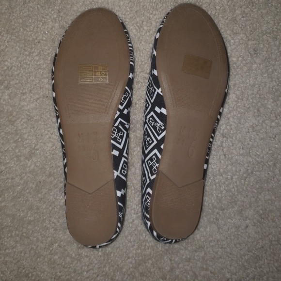New, never worn black/white flats - Picture 2 of 2